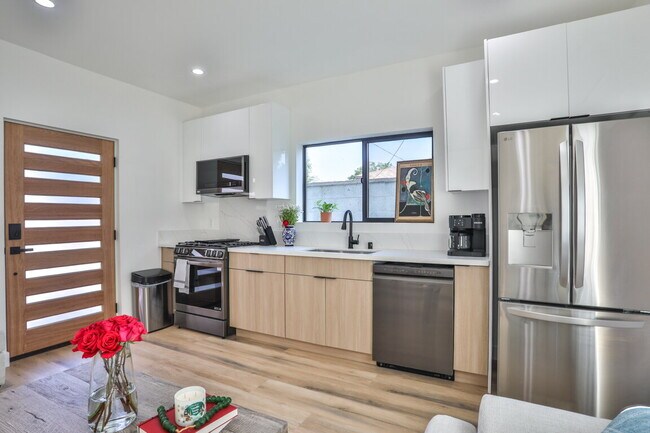 Foto del edificio - Beautiful, Fully Furnished 2BR w/ washer / dryer appliances