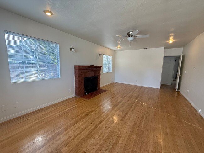 Building Photo - 2 bed, 1 bath home in Woodland Hills