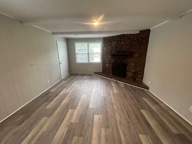 Building Photo - Mountain Brook Drive B&amp;B General Brick...