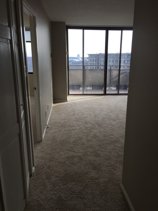 Foto del edificio - 5225 Pooks Hill Rd