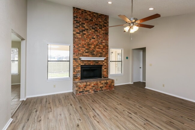 Foto del edificio - 8137 Camelot Rd