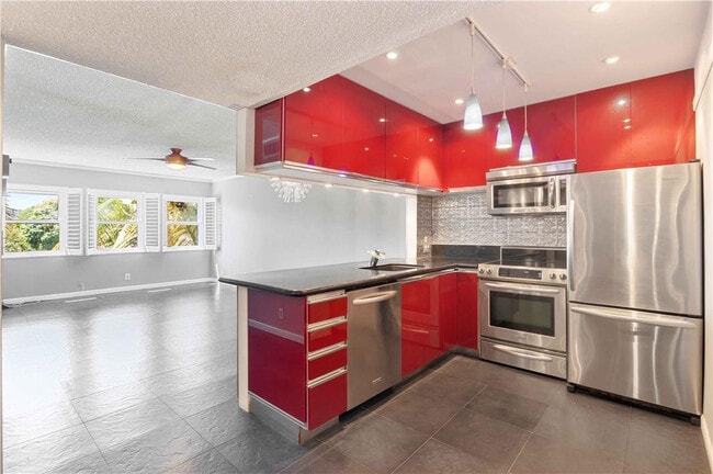 Building Photo - 615 NE 12th Ave