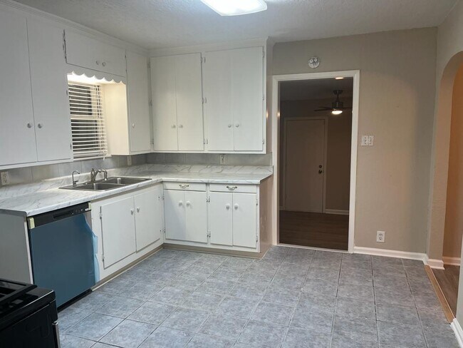 Building Photo - 1407 Bess Rd