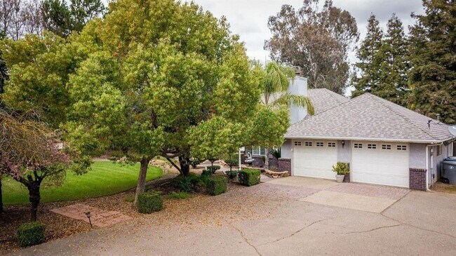 Building Photo - Clovis Ranch style 4 bedroom with Pool on ...