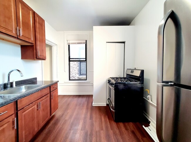 Building Photo - 264 W 26th St