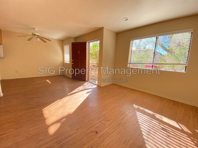 Foto del edificio - 10318 Commerce Ave