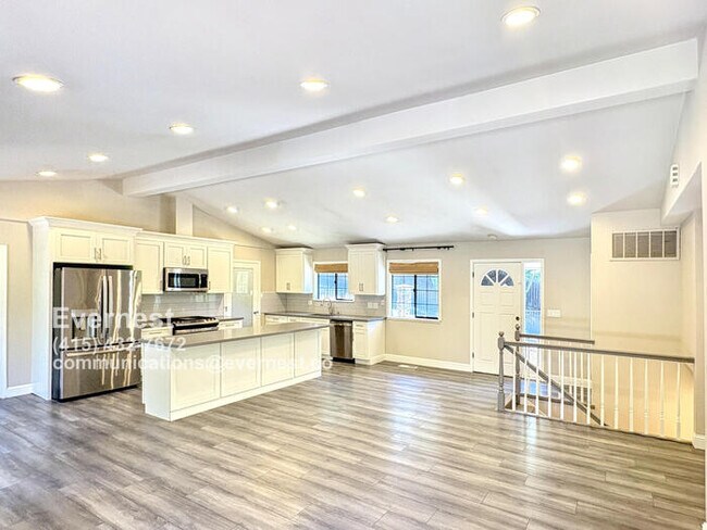 Foto del edificio - Spacious 4-Bedroom Home with Fireplace, De...