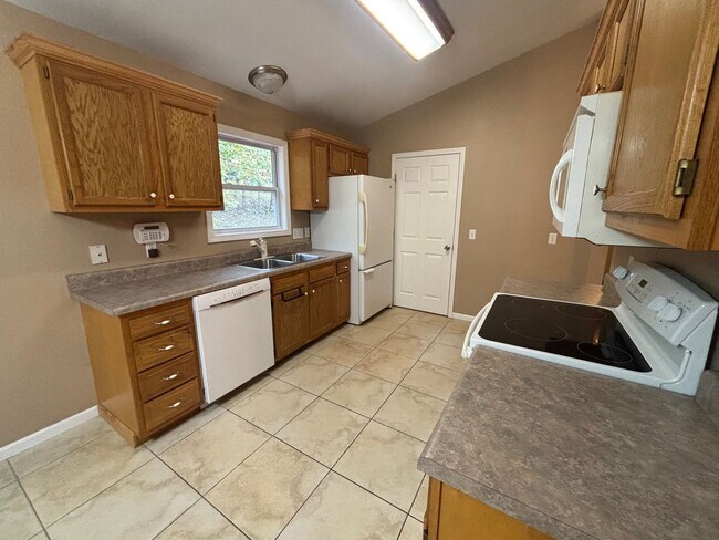 Foto del edificio - Beautiful 3 Bed • 3 Bath Split-Level Home — Lake Ozark, MO