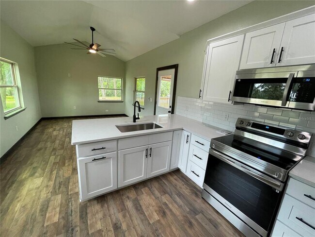Foto del edificio - 31528 Tyndall Rd