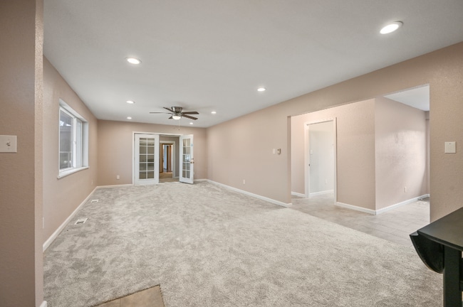 Building Photo - 5520 Coyote Ln