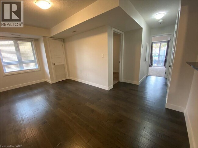 Photo du bâtiment - 361 Lancaster St W