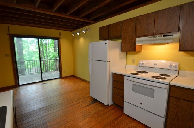Foto del edificio - Private Wooded Retreat Near UNC with Vaulted Ceilings & Cozy Woodstove