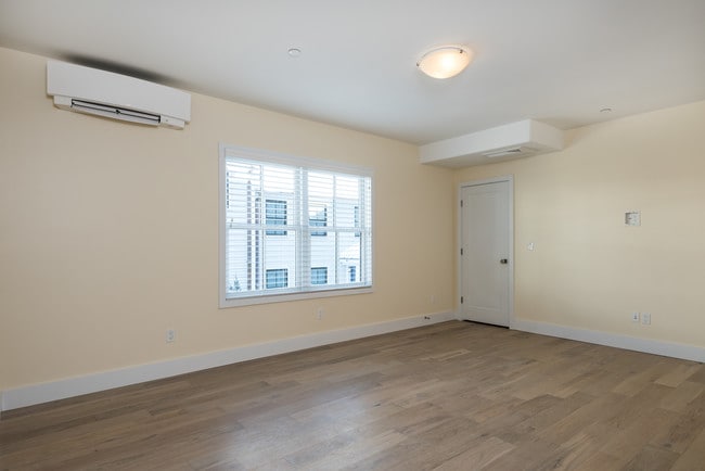 Building Photo - 52 Wilmot St