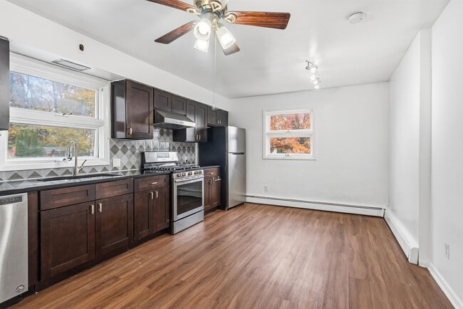 Foto del edificio - 2 Raydol Ave