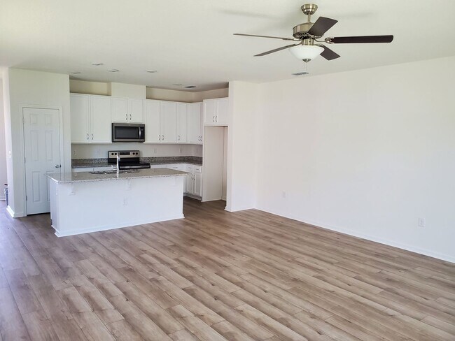 Building Photo - 3 Bed 2.5 Bath with Garage!