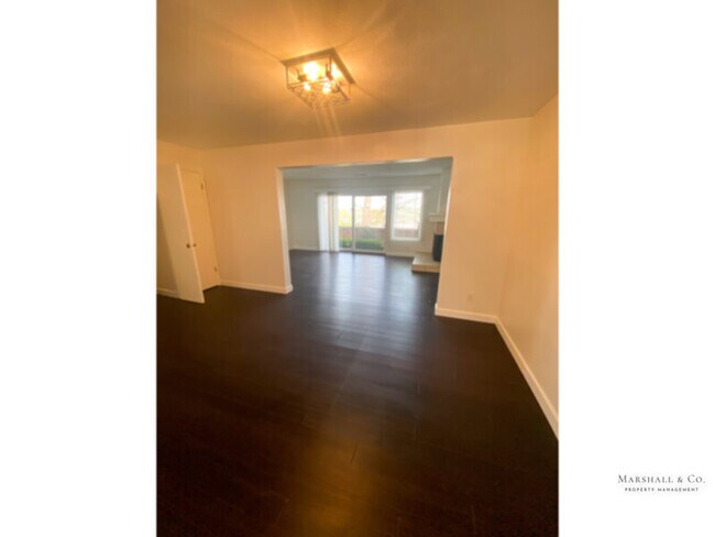 Building Photo - Contemp. 3BD/2.5 BA TOWNHOUSE W LRG ROOMS,...
