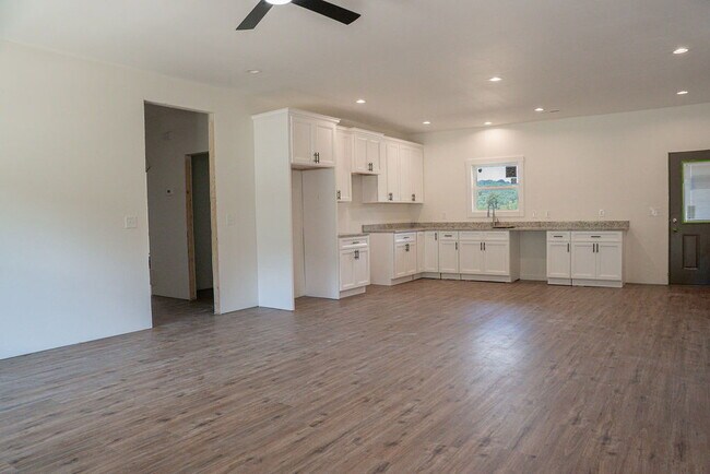 Foto del edificio - 3600 Godfrey Ave NE