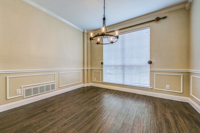 Building Photo - Gorgeous Home located near the Lake