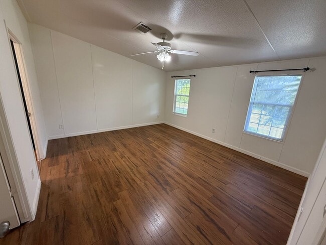 Building Photo - MOVE IN READY 4 Bed 2 Bath on 1 ACRE