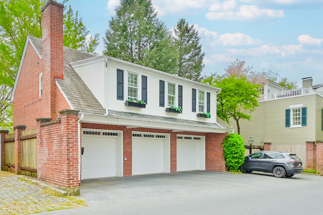 "Carriage-house" apartment above garage - 206 E Marion St