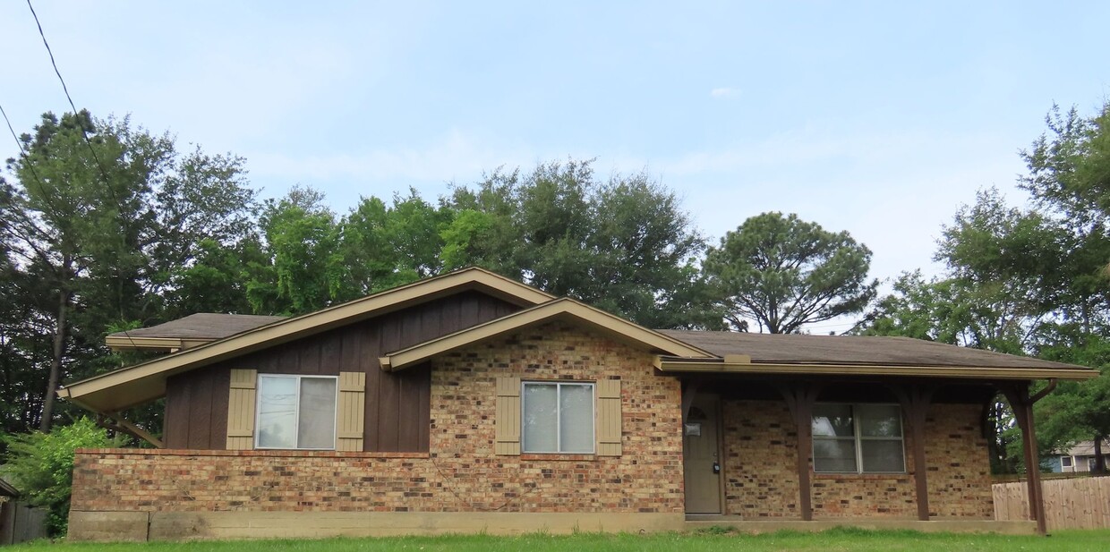 Primary Photo - Handsome 3 Bedroom, 2 Bath Home in South T...