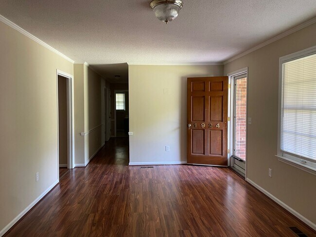 Foto del edificio - Beautiful 3 bed, 2 bath brick home located...