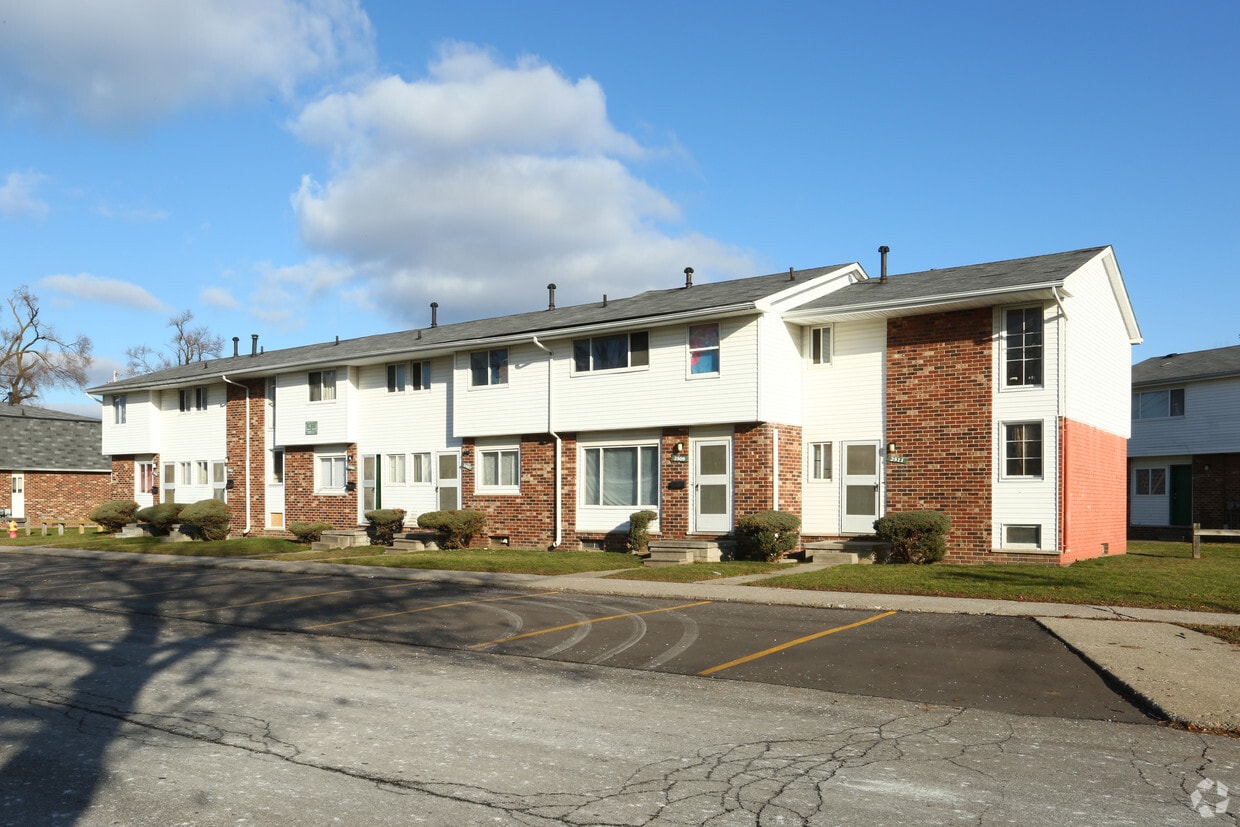 Midway Square Townhomes Apartments in Flint, MI