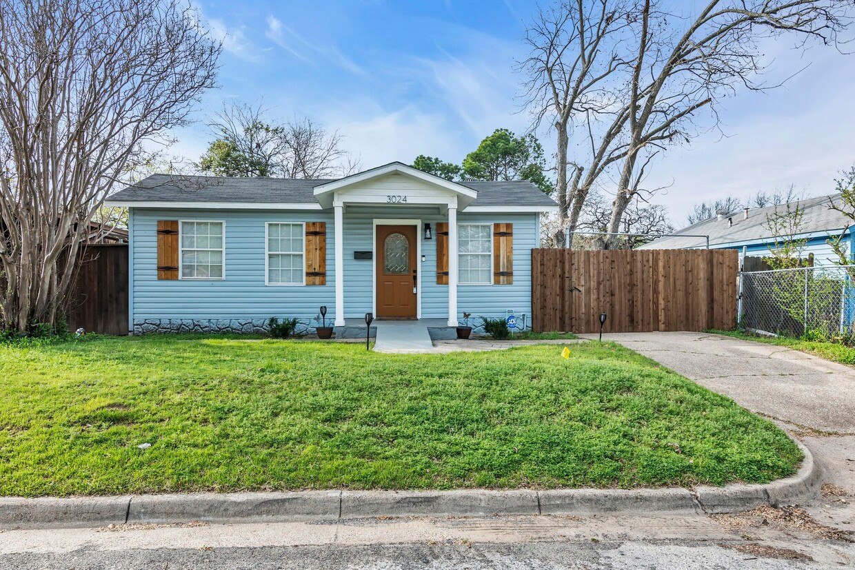 Primary Photo - Large yard with storage