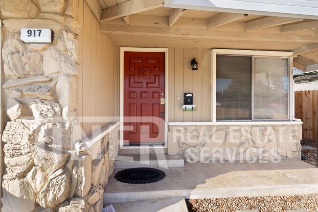 Building Photo - 917 Bell St