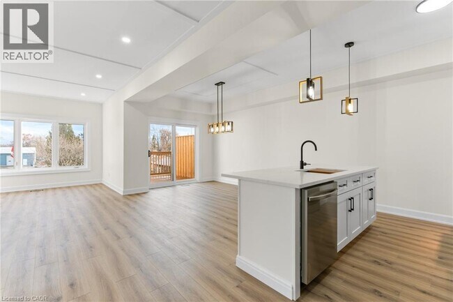 Building Photo - 42 Wellington St