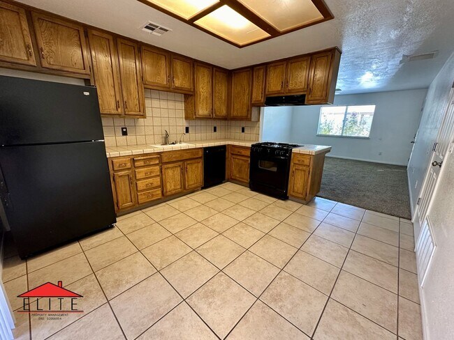 Building Photo - 1005PE