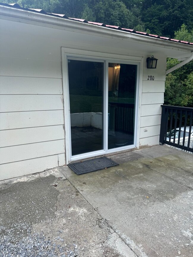 Building Photo - 280 Chambers Dr