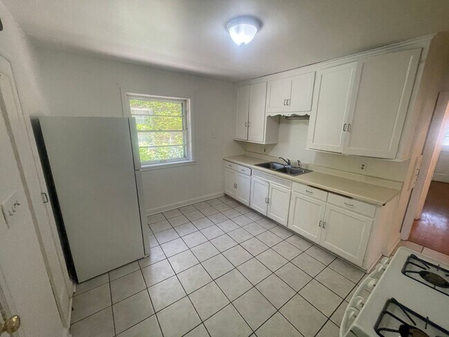 Foto del edificio - 7135-7137 W Bluemound Rd. (Duplex)