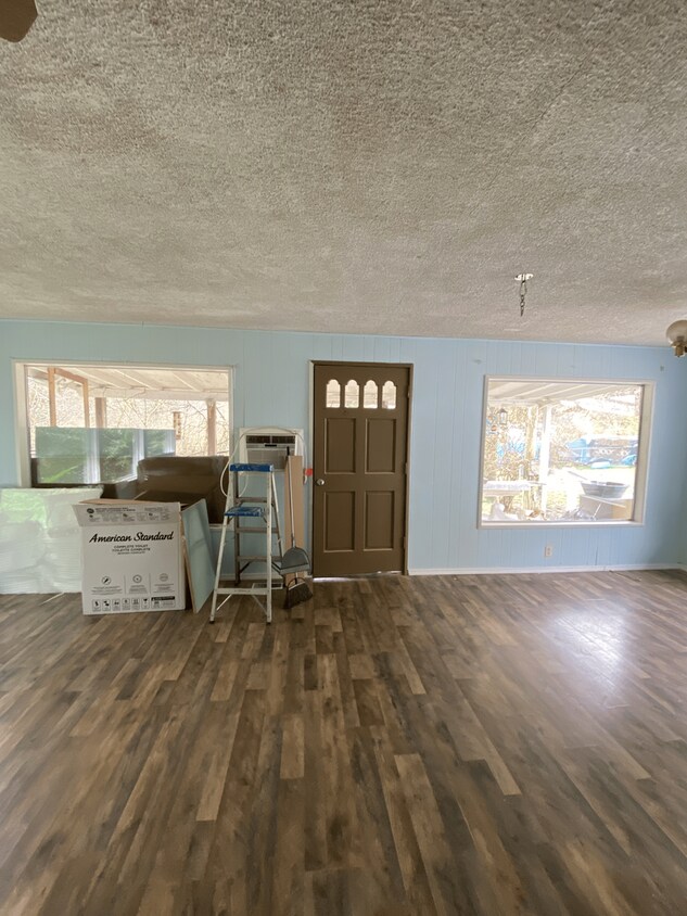 Foto del edificio - Creekside 1-Bedroom Home in Allyn with Bonus Room and Fireplace