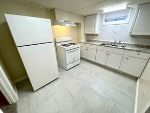 Building Photo - 1203 E Walnut St