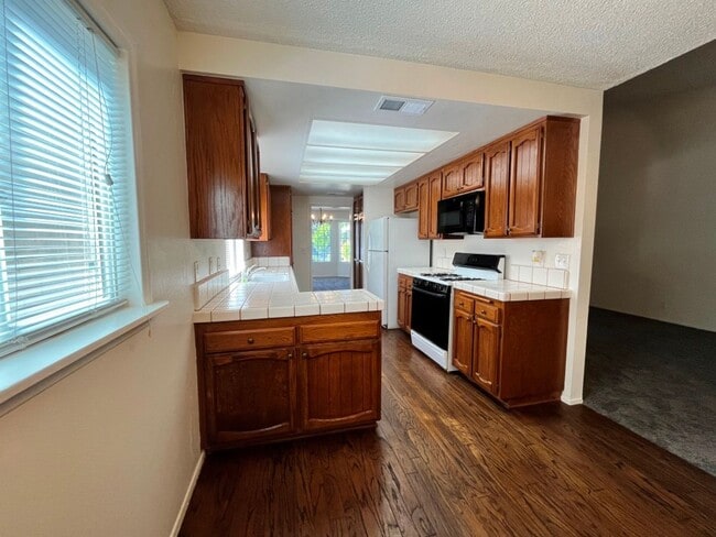 Building Photo - Single-story in Van Nuys w/3+2, bonus room...