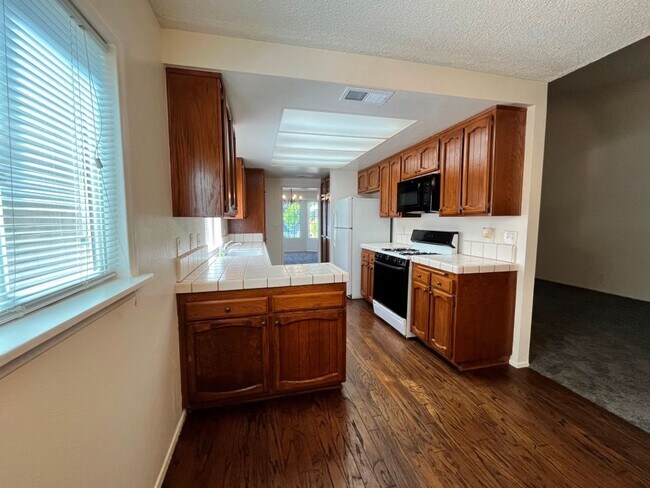 Foto del edificio - Single-story in Van Nuys w/3+2, bonus room...