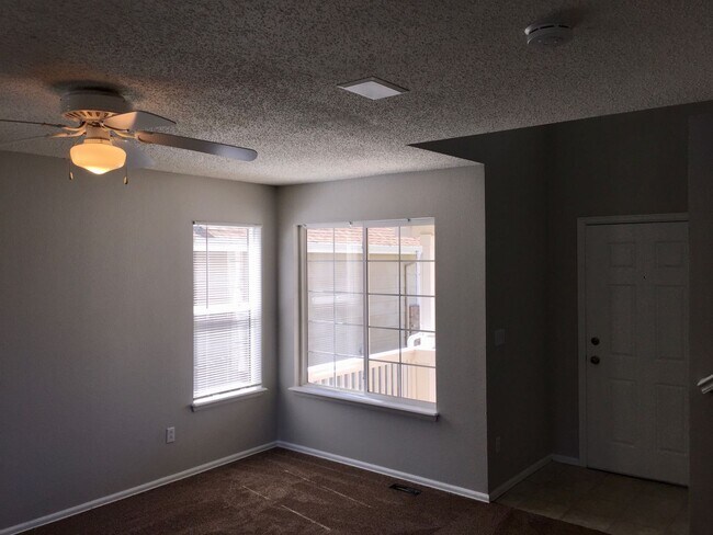 Foto del edificio - Spacious 4 Bedroom Home