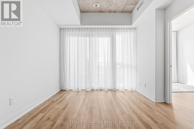 Photo du bâtiment - 1808-1808 St Clair Ave W
