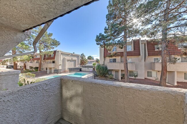 Foto del edificio - RECENTLY UPGRADED CONDO IN CHNATOWN
