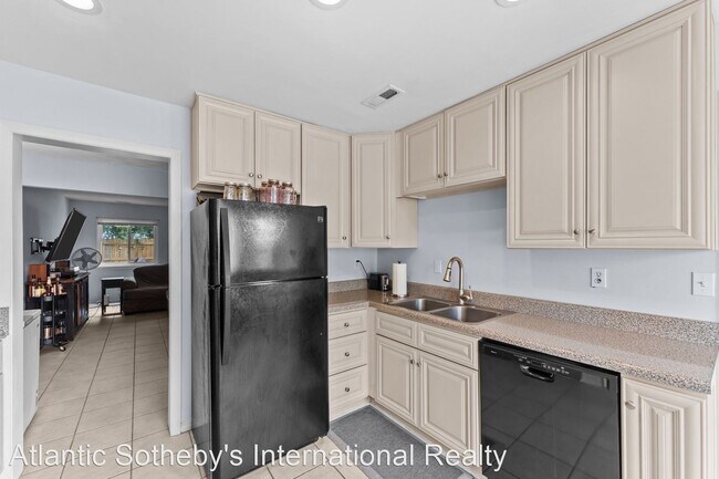 Building Photo - 2 br, 2.5 bath House - 894 Riverbend Road