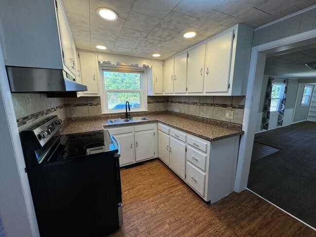 Foto del edificio - Spacious 3-Bedroom, 1-Bathroom Home with Pole Building – $1,525/Month