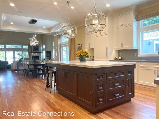 Foto del edificio - 4 br, 3 bath House - 1460 Cherry Ave