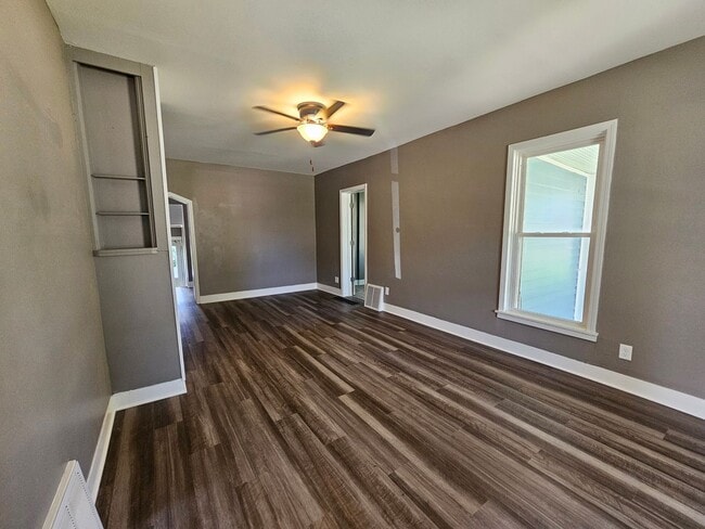 Building Photo - SW 3 Bedroom 1 bath, Newly updated, Large ...