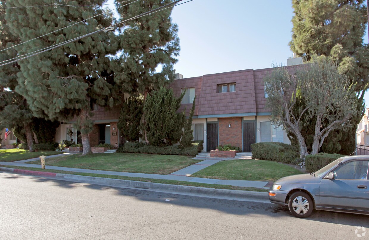 Building Photo - Pine Tree Terrace - Condominiums
