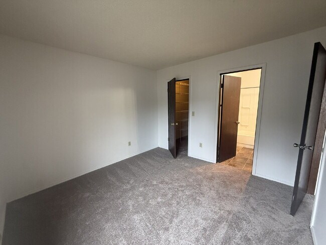 Building Photo - Cozy 1 Bedroom Condo Available For Immedia...
