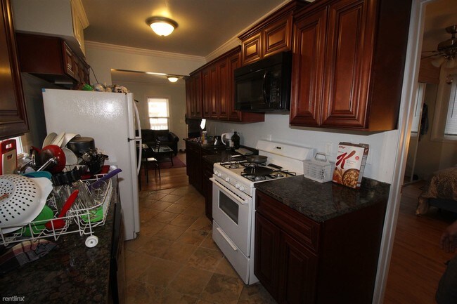 Building Photo - 5 br, 2 bath  - 916 Sybil St Apt 1 #1