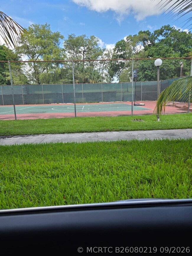 Foto del edificio - 8001 Fairview Dr
