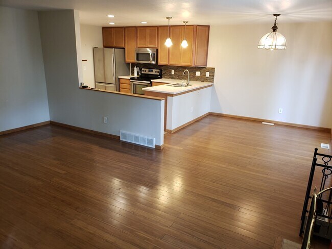 Building Photo - BEAUTIFUL HOME IN BROOMFIELD WITH FENCED IN YARD - AVAILABLE 8/6/26