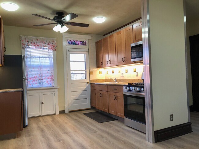 Mucha luz - 1308A Tower Grove Ave